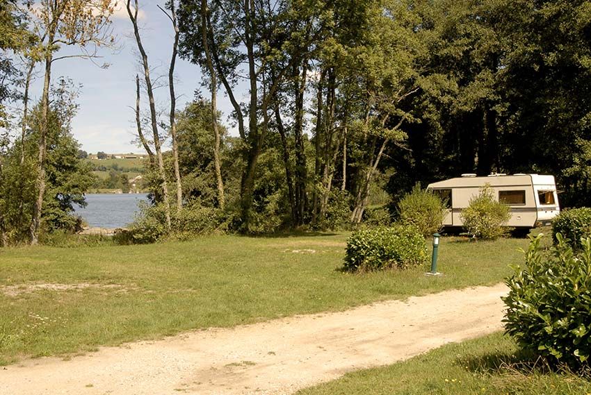 camping-Roybon-13-emplacements-bord-d-eau
